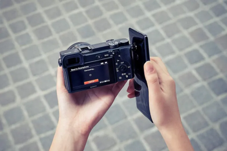 Sony Alpha 6400 - Appareil Photo Numérique Hybride APS-C avec 18-135mm Objectif (24,2 MP, AF en 0.02s, Suivi des Yeux, 4K HLG, Ecran Selfie Vlogging) Seul A6400 + 18-135mm Objectif